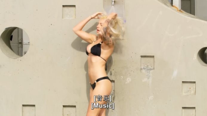 捷克街头-空气刘海彩色波波头的美腿过膝袜调酒师
